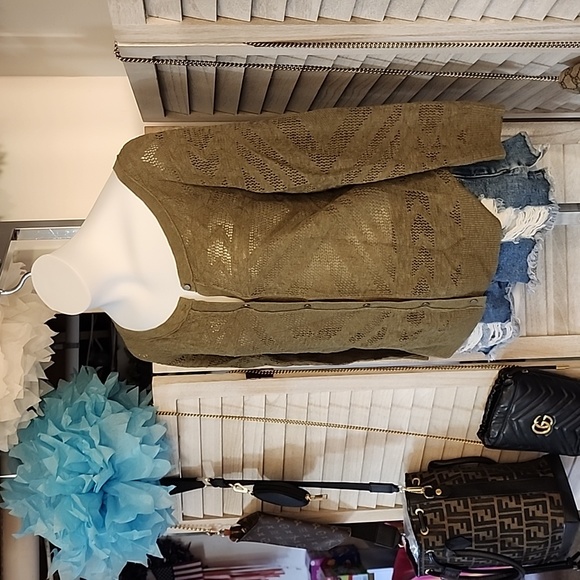 American Eagle brand cardigan sweater in olive 🫒 green - Picture 3 of 10